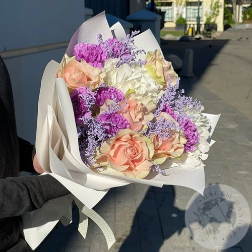 Букет из роз и гвоздик, гортензий, солидаго