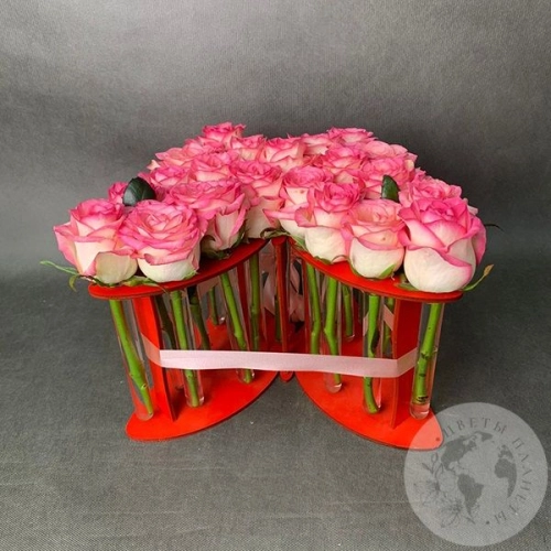 Роза кремовая в колбе 21 шт. Бабочка в магазине Цветы Планеты