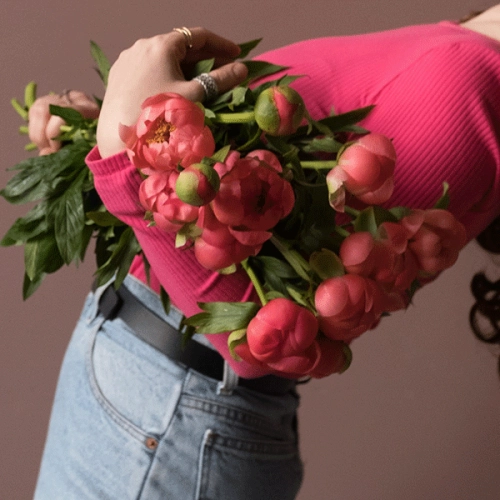 9 пионов розовых в магазине Цветы Планеты