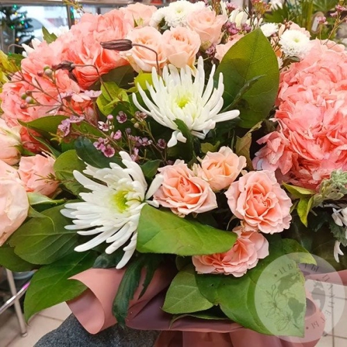 Букет из кустовых роз, гортензии и хризантем