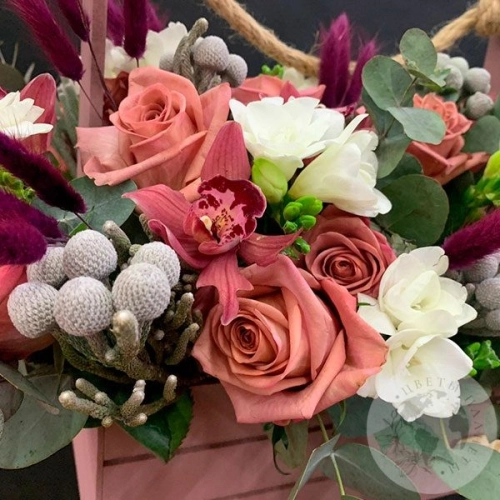 Композиция из роз и орхидей в ящике в магазине Цветы Планеты