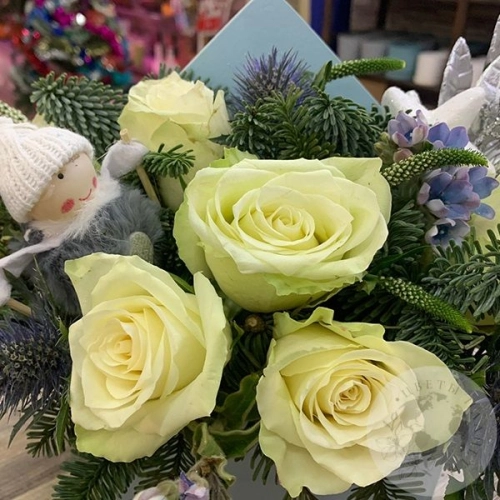 Подарки на Композиция из роз и вероники в ящике "Голубой конвертик" в магазине Цветы Планеты