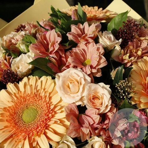 Букет из роз, гербер, хризантем и альстромерий в магазине Цветы Планеты