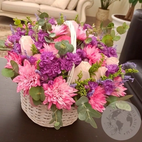 Композиция из роз и кустовых хризантем в корзине в магазине Цветы Планеты