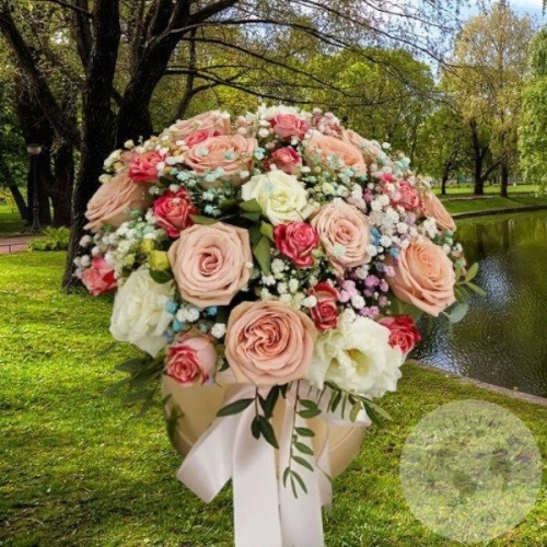 Композиция из роз и фисташки в коробке в магазине Цветы Планеты