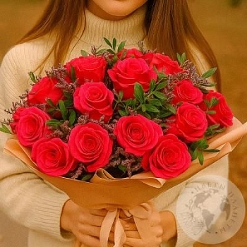 Букет из роз, лимониума и фисташки