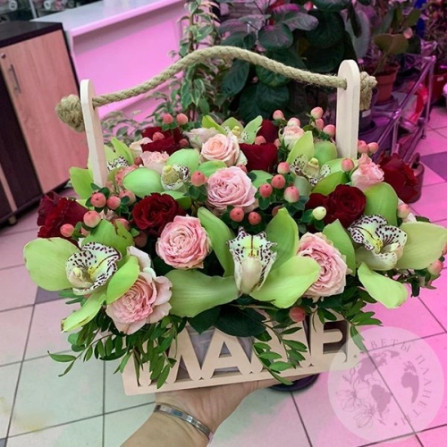 Композиция роз и орхидей в ящике "Маме" в магазине Цветы Планеты