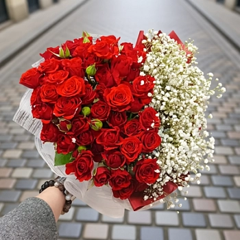 Букет из роз и гипсофилы 