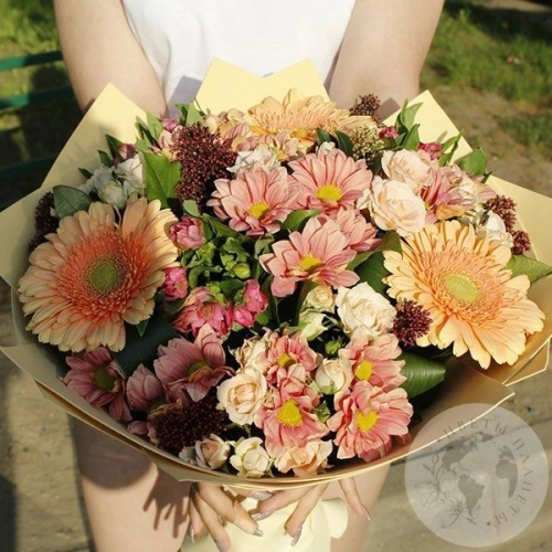 Букет из роз, гербер, хризантем и альстромерий в магазине Цветы Планеты
