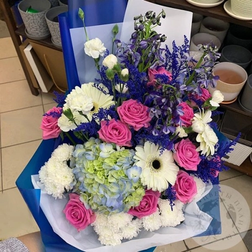 Букет из роз, хризантем, гортензии, сантини "Великолепный"