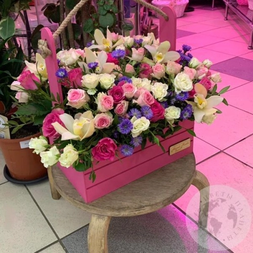 Композиция роз, орхидей в ящике "Нежный взгляд" в магазине Цветы Планеты