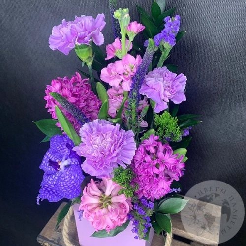 Композиция в ящике из маттиолы, вероники и лунной гвоздики