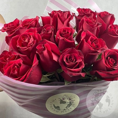 19 роз бордовых 60 см. в магазине Цветы Планеты