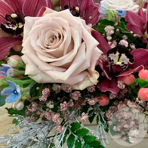 Композиция из роз, орхидей, гипсофилы в деревянном ящике в магазине Цветы Планеты