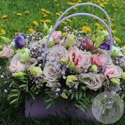 Композиция из роз, эустомы и гипсофилы в сумочке в магазине Цветы Планеты