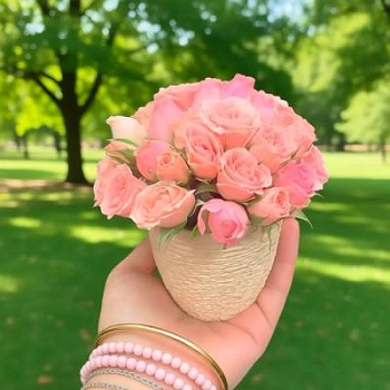 Композиция из роз в керамическом кашпо 