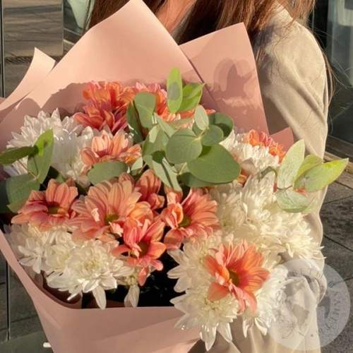 Букет из 9 кустовых белых и розовых хризантем и эвкалипта в магазине Цветы Планеты