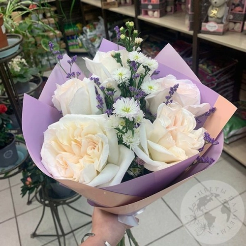 Букет из роз, астера и лимониума в магазине Цветы Планеты