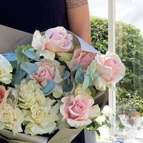 11 розовых и белых роз с эвкалиптом в магазине Цветы Планеты