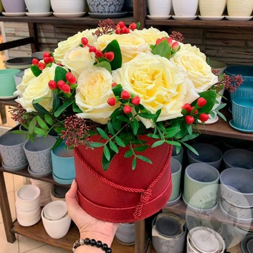 Композиция в коробке из роз и фисташки "Вместо слов" в магазине Цветы Планеты