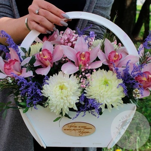 Композиция их орхидей и хризантем в ящике в магазине Цветы Планеты