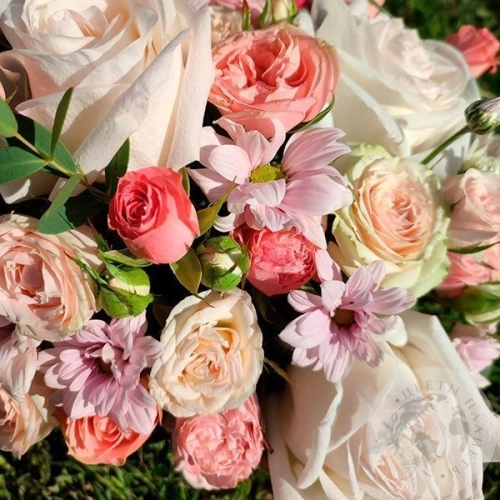 Композиция из роз и эвкалипта в коробке в магазине Цветы Планеты