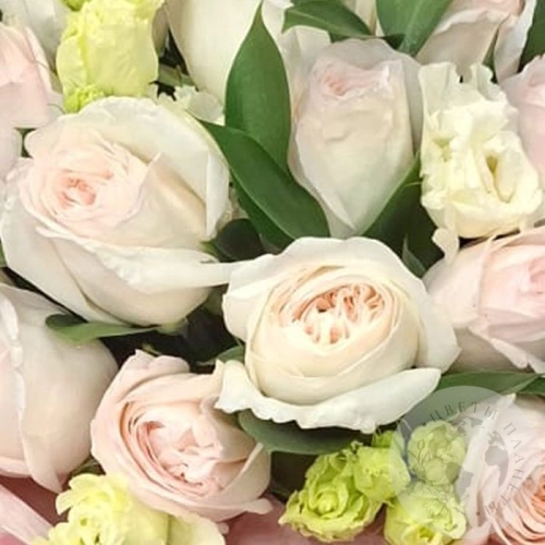 Букет из эустомы, роз и рускуса в магазине Цветы Планеты