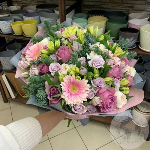 Букет из кустовой роз, альстромерии, герберы "Сказка"