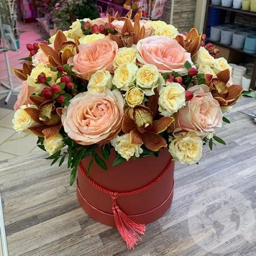 Букет из роз и орхидеи в коробке "Яркость" в магазине Цветы Планеты