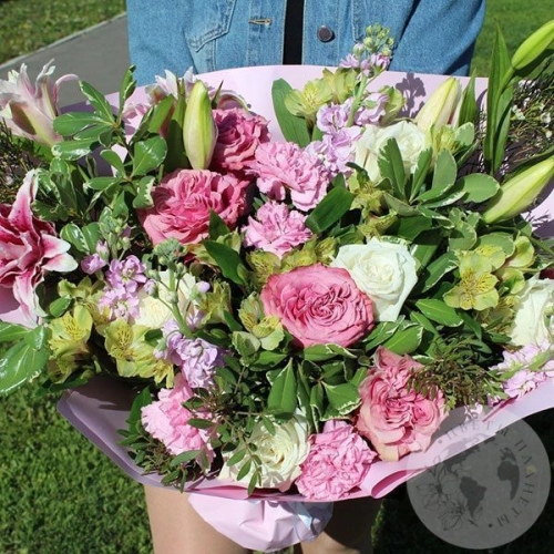 Букет из роз, альстромерий, лилий и гвоздик в магазине Цветы Планеты