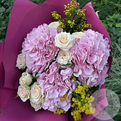 Букет с розами, гортензией и солидаго