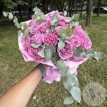 Букет из роз и эвкалипта