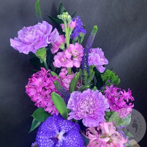 Композиция в ящике из маттиолы, вероники и лунной гвоздики