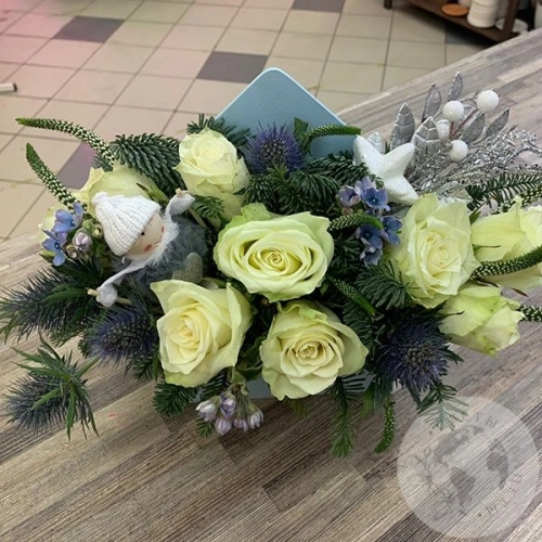 Подарки на Композиция из роз и вероники в ящике "Голубой конвертик" в магазине Цветы Планеты