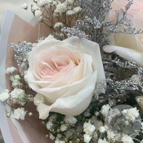 Букет из роз и гипсофилы "Мгновения радости" в магазине Цветы Планеты