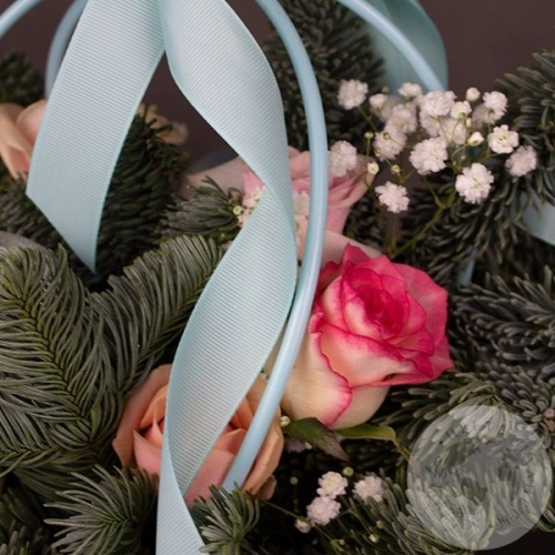 Подарки на Композиция из роз и гипсофил в коробке "Новогодняя" в магазине Цветы Планеты