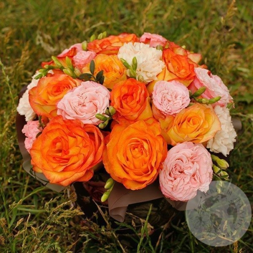 Композиция из роз, гвоздик в коробке в магазине Цветы Планеты