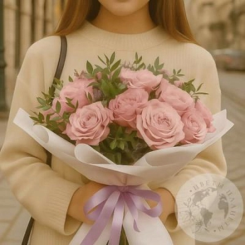 Букет из 25 роз и лимониума