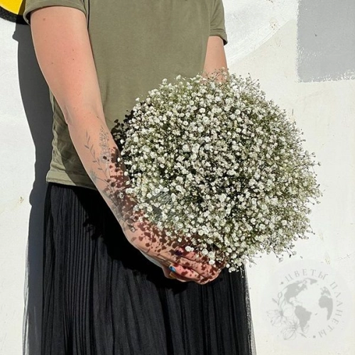 Композиция из белых гипсофил в шляпной коробке