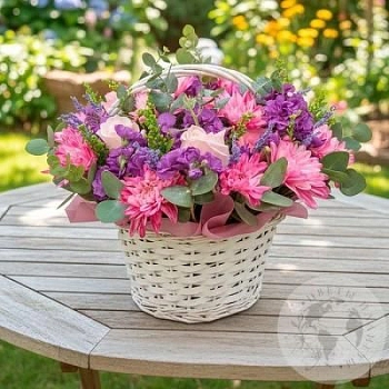 Композиция из роз кустовых хризантем в корзине