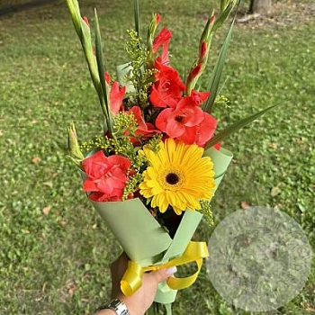 Букет к гладиолусами и герберами Букет к гладиолусами и герберами