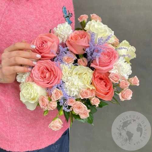 Пурпурный букет из роз и гвоздик в магазине Цветы Планеты