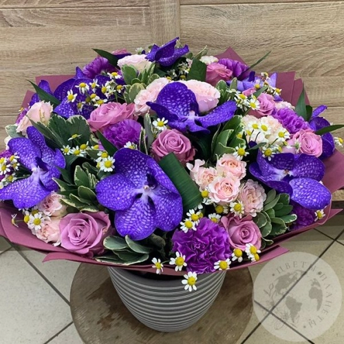 Букет из роз, танацетума, ванды "Фиолетовый"