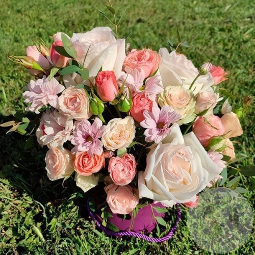 Композиция из роз и эвкалипта в коробке в магазине Цветы Планеты