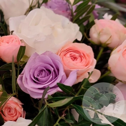 Букет из пионовидных и кустовых роз в магазине Цветы Планеты