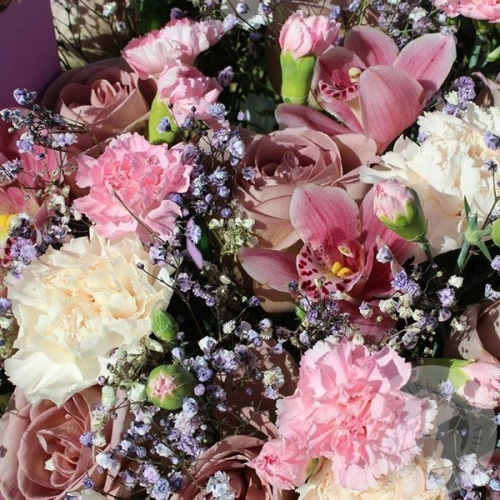 Композиция из роз, гвоздик и орхидей "Праздник цветов" в магазине Цветы Планеты