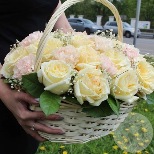 Композиция из роз и гвоздик в корзине в магазине Цветы Планеты