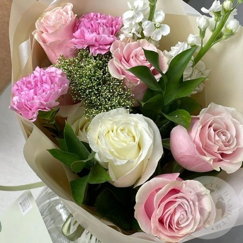 Букет из роз и маттиолы "Улыбка" в магазине Цветы Планеты