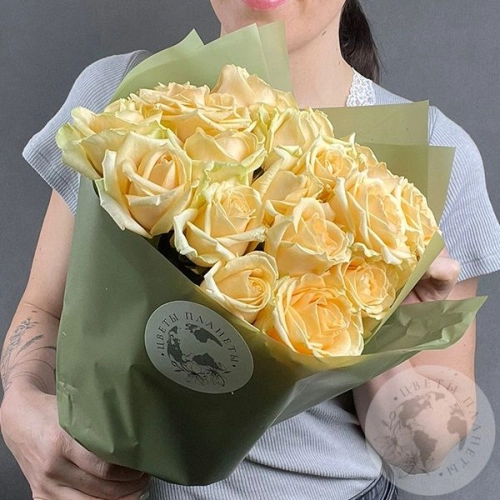 17 роз кремовых 60 см. в магазине Цветы Планеты