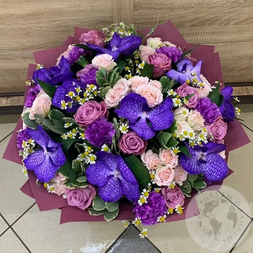 Букет из роз, танацетума, ванды "Фиолетовый"